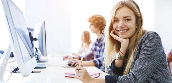 Vrouw aan computer-bbl-zakelijk