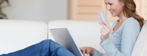 Vrouw op bank-tips reisverzekering – particulier