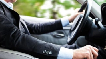 Man in pak rijdt auto – Autoverzekering – Particulier