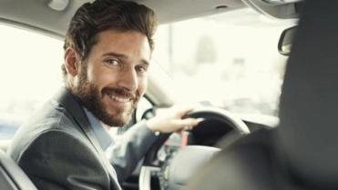 Man glimlacht rijdt auto – Autoverzekering – Particulier