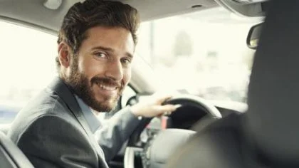 Man glimlacht rijdt auto – Autoverzekering – Particulier