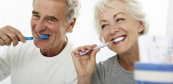 Bejaarde stel dat tanden poetst-zorgverzekering-particulier