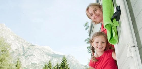 Gezin bij camper-camperverzekering-particulier