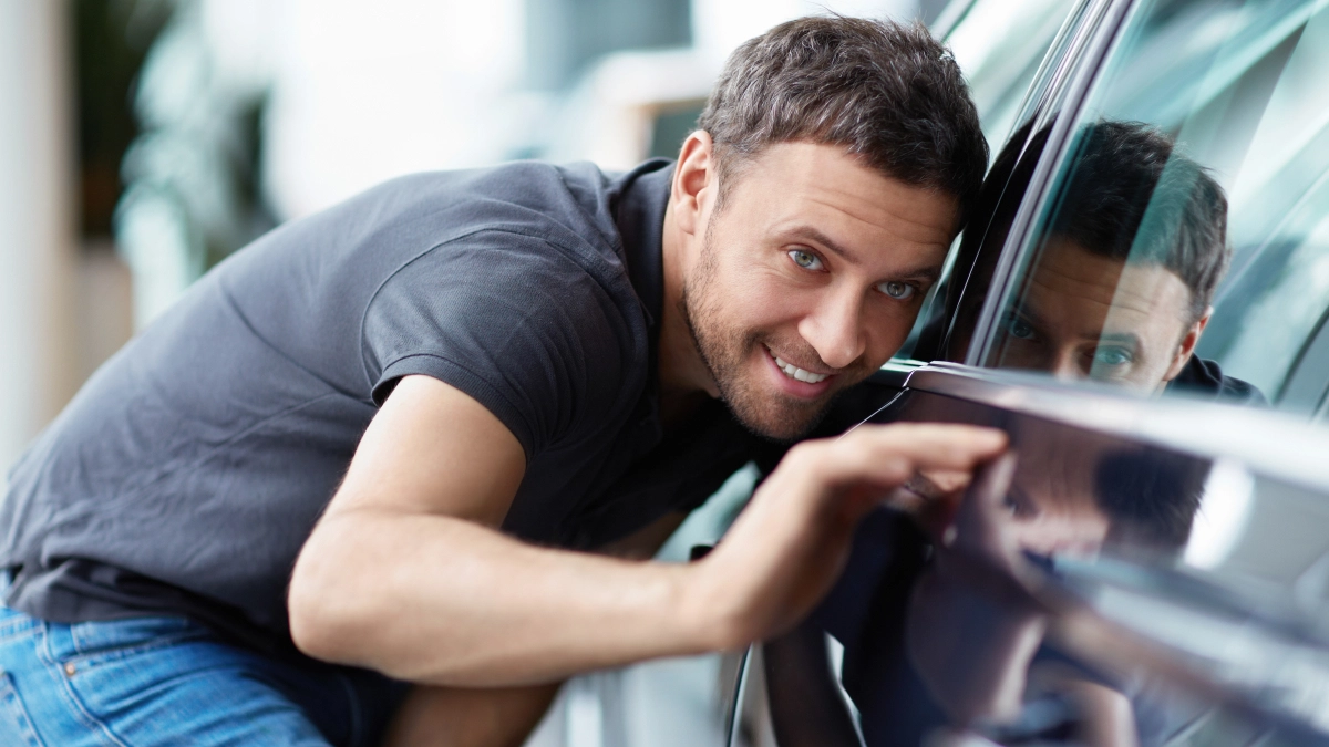 Man kijkt naar auto – Autoverzekering – Particulier