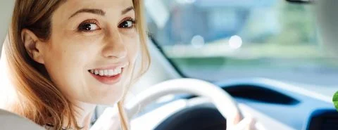 Vrouw in auto-verkeersrechtbijstand-particulier