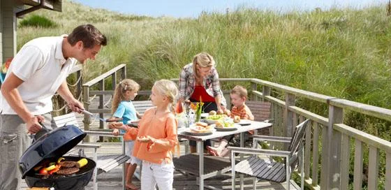 Gezin aan de barbecue-caravanverzekering-particulier