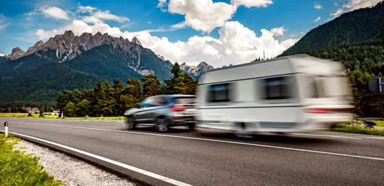 Auto rijdt met caravan-caravanverzekering-particulier
