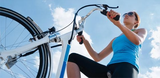 Vrouw op fiets-fietsverzekering-particulier