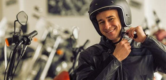 Man doet helm op – motorverzekering – particulier