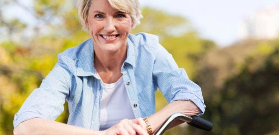 Vrouw op fiets-scooterverzekering-particulier