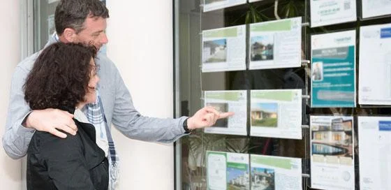 Stel kijken naar huizen-hypotheekkosten-particulier