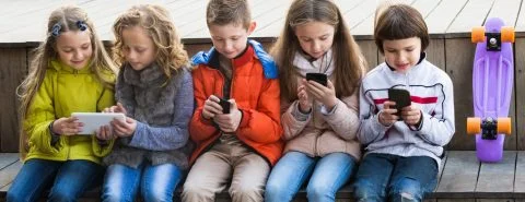 Kinderen op een telefoon-kostbaarhedenverzekeren-particulier