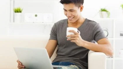 Man met laptop – Politiekeurmerk veilig wonen – particulier