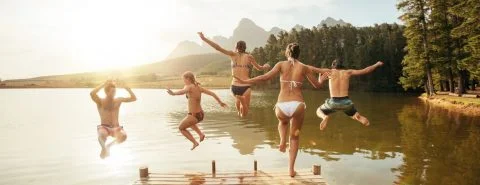 jongeren die in het meer springen-kinderen verzekerd op reis- particulier