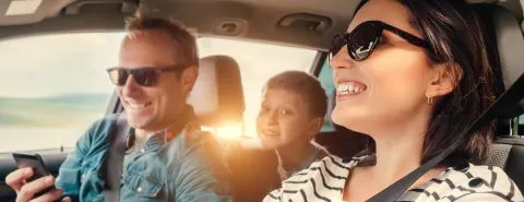 Familie in auto lachen – Autoverzekering – Particulier