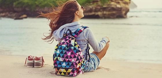 Vrouw in het zand-studeren in het buitenland-particulier