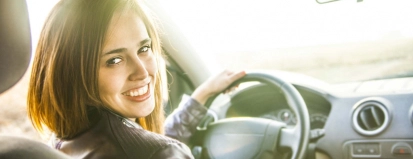 Vrouw rijdt auto – Autoverzekering – Particulier