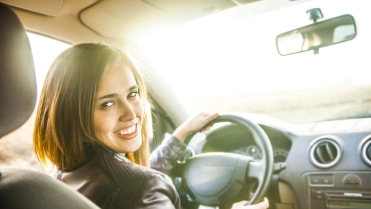 Vrouw rijdt auto – Autoverzekering – Particulier