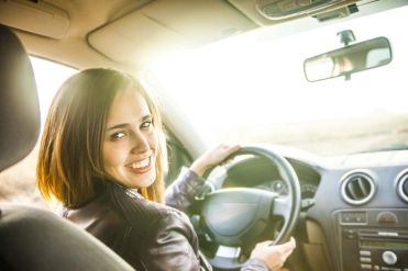 Vrouw rijdt auto – Autoverzekering – Particulier