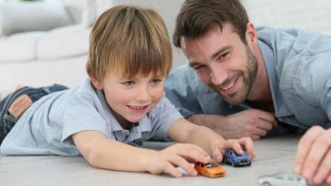 Kind speelt met autootjes – Autoverzekering – Particulier