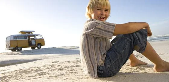Kind op het strand- tips veilige reis-particulier