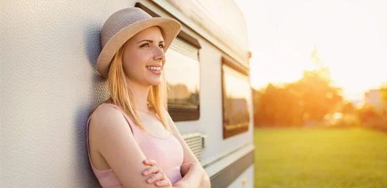 Vrouw bij caravan-tips voor een veilige reis- particulier