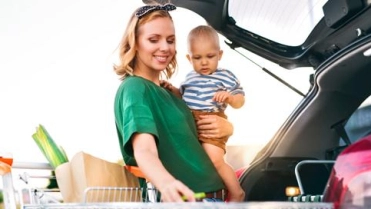 Moeder en baby boodschappen in kofferbak – Autoverzekering – Particulier