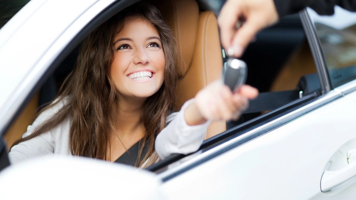 Vrouw in auto sleutel – Autoverzekering – Particulier