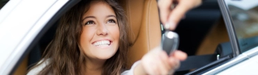 Vrouw in auto sleutel – Autoverzekering – Particulier