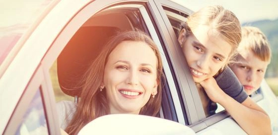 Moeder met kinderen in auto – Autoverzekering – Particulier