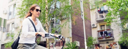 Vrouw op fiets-E-bike verzekeren-particulier