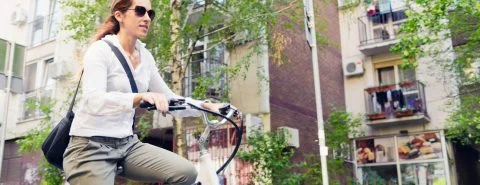 Vrouw op fiets-E-bike verzekeren-particulier