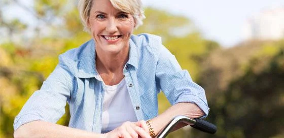 Oude vrouw op fiets-E-bike verzekeren – particulier
