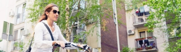 Vrouw op fiets-E-bike verzekeren-particulier