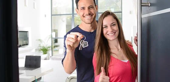 Koppel bij de deur-kind eigen woning-particulier