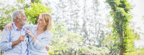 Man en vrouw in tuin – kostbaarheden verzekeren – particulier