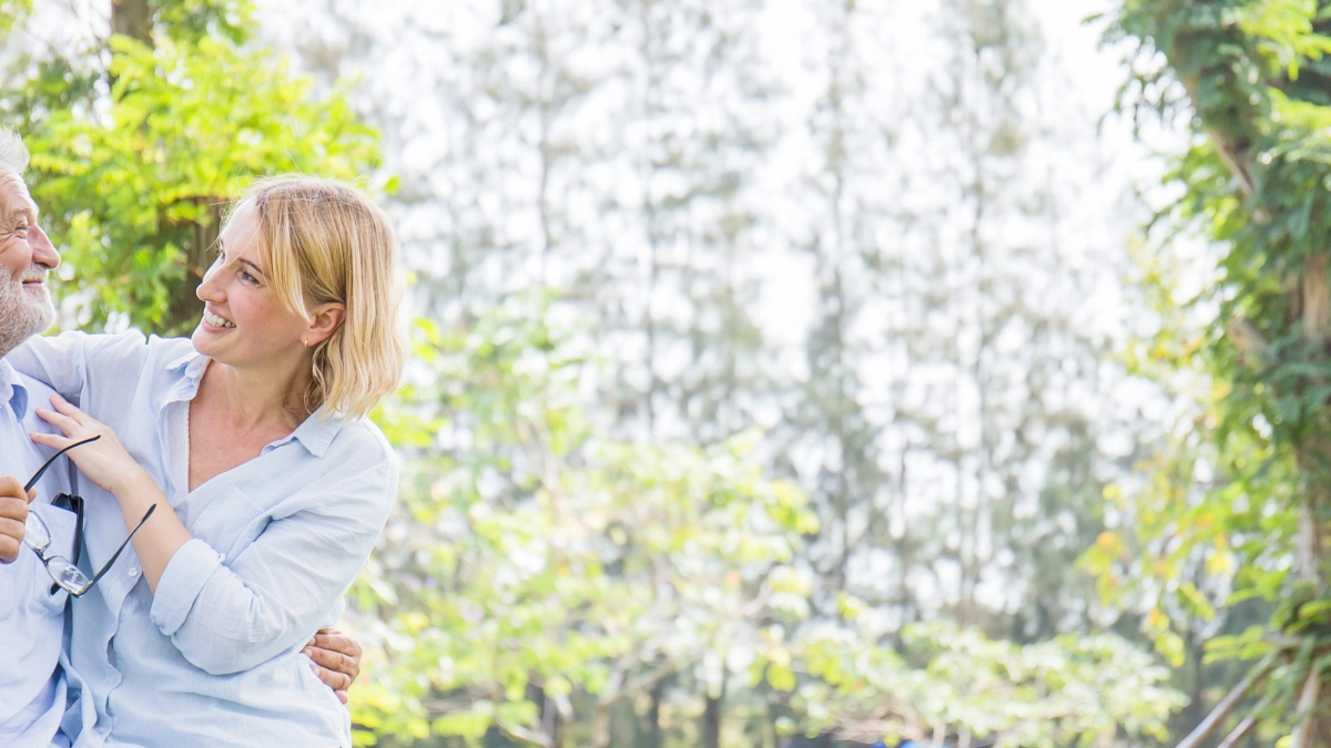 Man en vrouw in tuin – kostbaarheden verzekeren – particulier