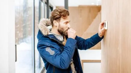 Man verstelt thermometer – Woonhuisverzekering – Particulier