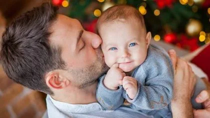 Baby en vader kerst – Woonhuisverzekering – Particulier