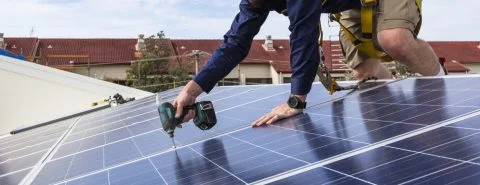 Werknemer zonnepanelen op dak – Woonhuisverzekering – Particulier