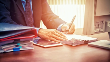 Man tekent document – Specialismen – Zakelijk