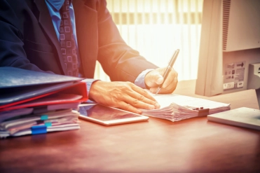 Man tekent document – Specialismen – Zakelijk