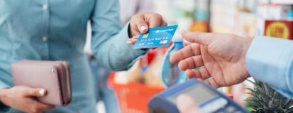 Vrouw rekent af met creditcard – Specialismen – Zakelijk