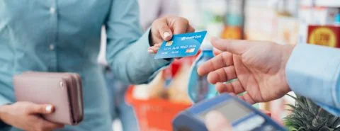 Vrouw rekent af met creditcard – Specialismen – Zakelijk