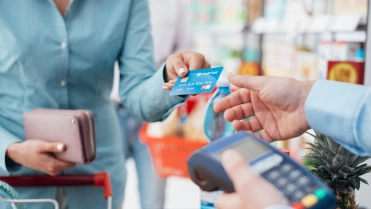 Vrouw rekent af met creditcard – Specialismen – Zakelijk