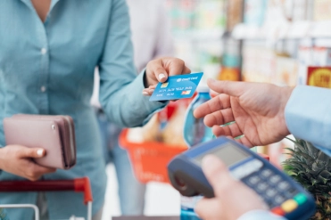 Vrouw rekent af met creditcard – Specialismen – Zakelijk