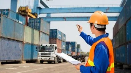 Man in transport stuurt vrachtwagen aan – Specialismen – Zakelijk