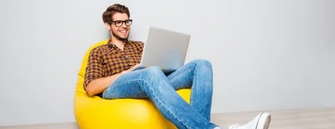 Man met laptop op zitzak – Nieuwsbrieven – Particulier