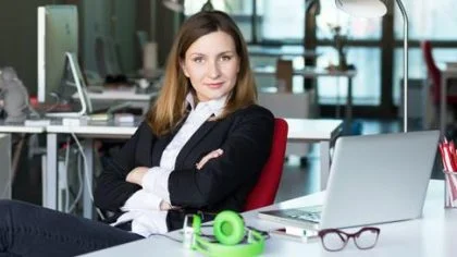 Vrouw in pak achter bureau – Specialismen – Zakelijk