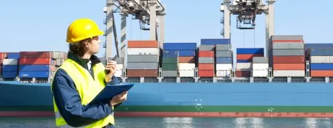 Werknemer binnenvaart, vrachtschip op achtergrond – Specialismen – Zakelijk
